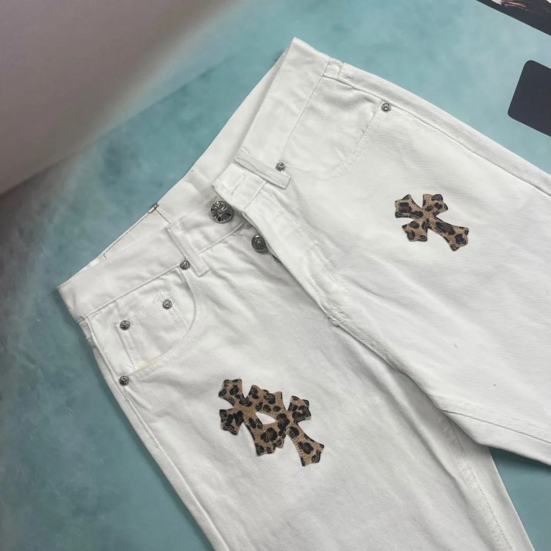 🅿️280 🔘Model No.-KL131 🔘Cro Xin𝐂𝐡𝐫𝐨𝐦𝐞 𝐇𝐞𝐚𝐫𝐭 24SS White Leopard Print Cross Patch Leather High Street Jeans* Cro Xin’s white pants, with leopard print patchwork design, are definitely an indispensable eye-catcher in your wardrobe. In terms of fabric, it uses high-quality materials, which are comfortable and skin-friendly on the upper body. The white base is pure and clean, like a canvas, bringing out the wild charm of leopard print and leather. The leopard print part is carefully made of high-quality leather, with clear texture, soft and tough touch, exquisite splicing technology, and natural and smooth transition without any abruptness. The shape is unique, and the overall cut is ergonomic. Whether standing or walking, it can perfectly outline the lines of the legs, modify the shape of the legs, and have a remarkable effect of making the legs slimmer and taller. The waist is designed to fit the body shape, providing a stable fit and freedom of movement. Every detail reflects luxury and sophistication. The iconic elements of Kroxin are cleverly integrated, and the metal accessories have high quality, excellent gloss, wear resistance and corrosion resistance. Exquisite stitching technology, each stitch is even and fine, highlighting high-end quality. These pants are suitable for a variety of styles. Paired with a simple white T-shirt and white shoes, they are casual and casual, exuding a fresh literary atmosphere. Paired with a personalized short top and Martin boots, you can instantly transform into a cool and fashionable person, and you can easily master street fashion. Whether it's daily outings, music festivals, or fashion parties, it can make you the center of attention and easily manage various occasions.  Size: S M L XL (28.30.32.34) Color: White